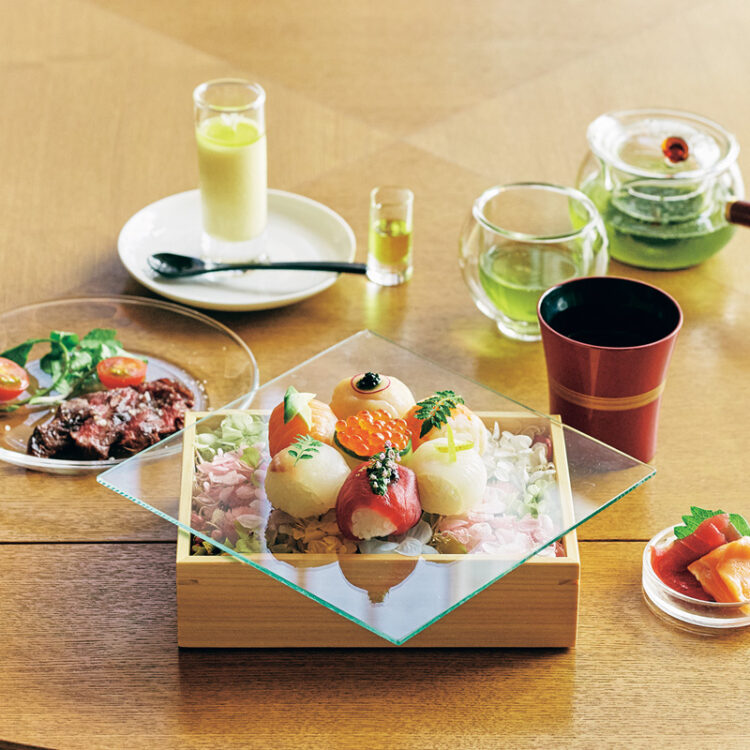 鮪、鯛、サーモン、帆立、海老、イカ、いくらの手まり寿司に、刺身、ステーキ、味噌汁、デザート、八女茶がつく（数量限定、要予約）。