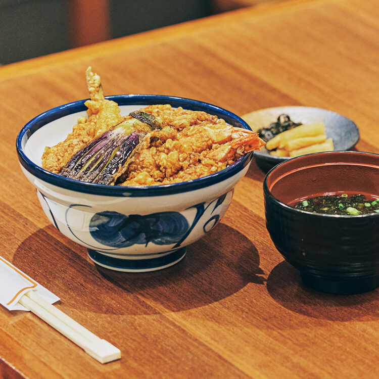 プリッとした海老2尾に、キスや野菜かき揚げなど。創業時から変わらない味を保ち続ける秘伝の丼タレはさっぱりとした甘辛さ。