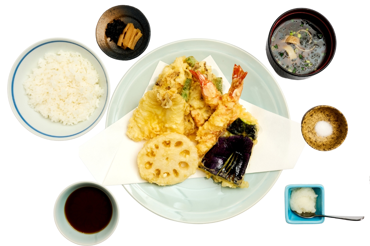 〈銀座 天國〉の「お昼の天ぷら定食」1,600円。海老2尾、キス、野菜かき揚げほか。