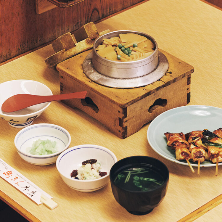 好みの釜めし（写真は筍釜めし1,300円）に＋650円で焼とり3種（焼鳥・ねぎま焼・はさみ焼）をセット。