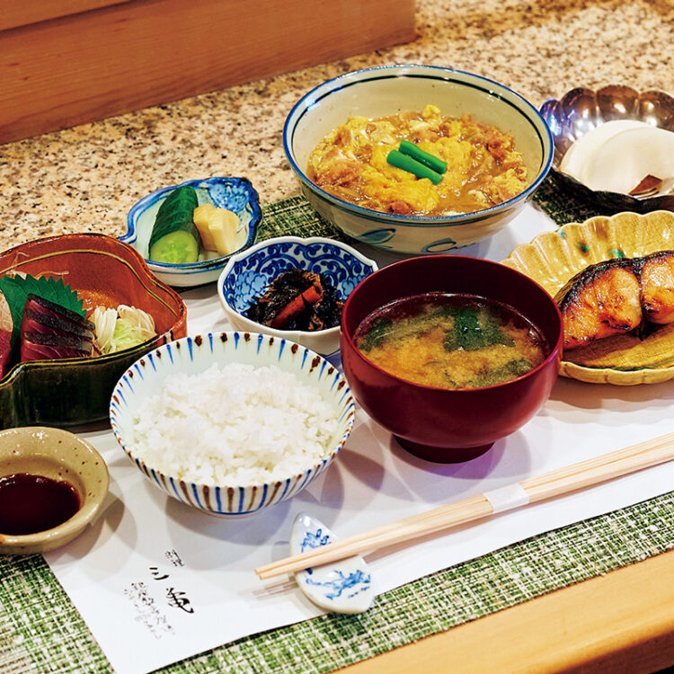 昼の定食は刺身、焼物、煮物から1品（1,800円）、2品（2,500円）、3品（3,200円）を選ぶ。この日は「鰹の刺身」「鰆の味噌漬」「和牛の柳川仕立て」。