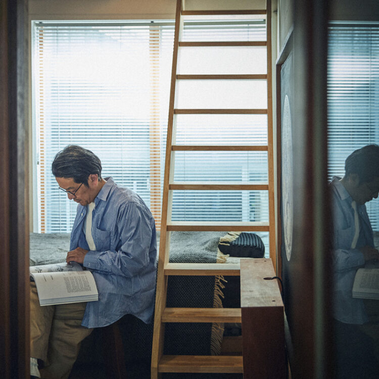 自身の寝室で過ごす永冨さん。