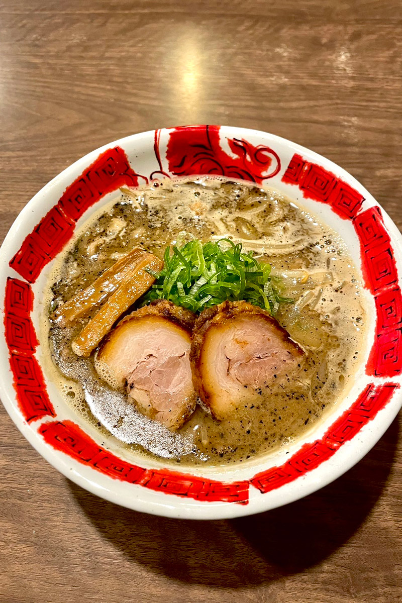 ラーメン女子森本聡子さんイチオシのラーメン　北海道札幌市〈我流麺舞 飛燕（ひえん）〉の「我流札幌ラーメン 飛塩（ひえん）」