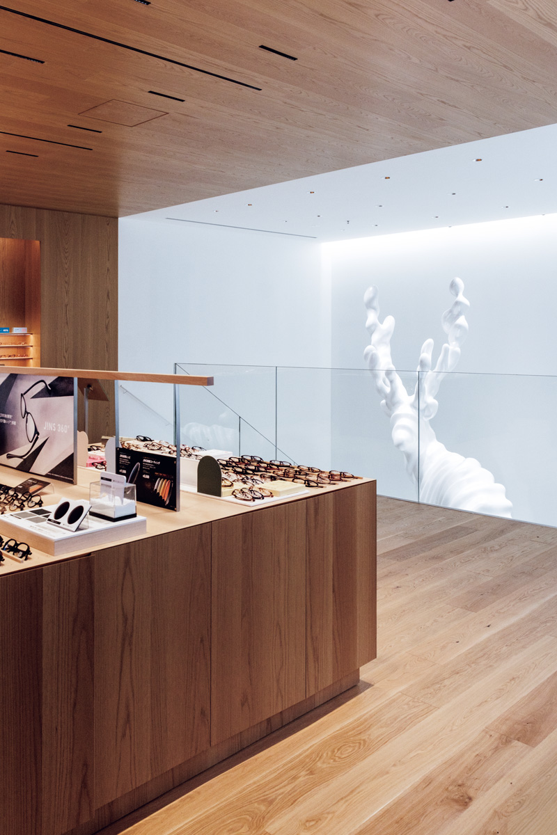 建築家・藤本壮介さんがデザイン監修した空間美と、吹き抜けに鎮座する名和晃平さんの『Snow-Deer』にうっとり。