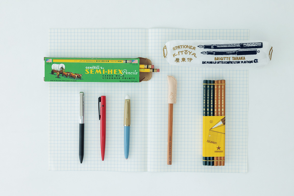 さらに、雑貨コーディネーターのオモムロニ。さんと、デスク回りを彩る文房具ハントへ。