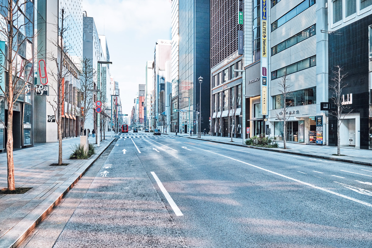 朝の銀座の中央通り。立ち並ぶ名店がオープンする11時頃から本格的なにぎわいに。暮らしを特別なものにしてくれる、銀座の一日の始まりに心躍らせて。