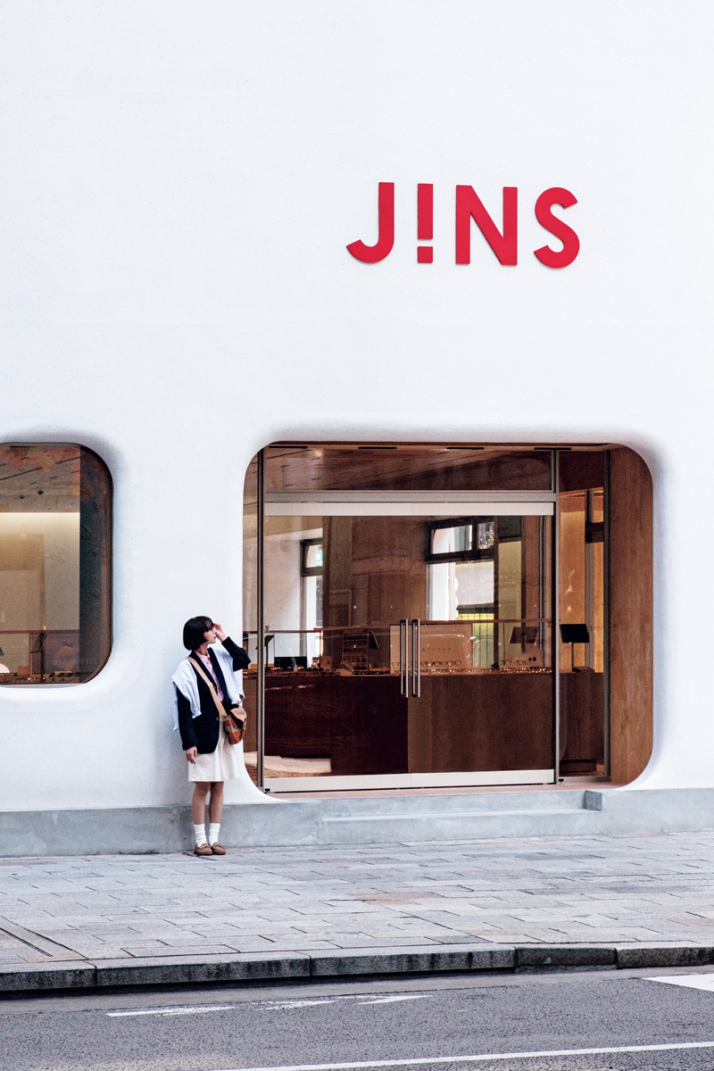 今春、銀座の名建築・教文館ビルの一角にオープンした〈JINS銀座店〉。建築、アートに触れながらアイウエアを選ぶ、銀座ならではの贅沢をぜひ。