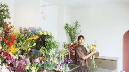 【鎌倉】フラワーアーティスト・前田有紀さんの新拠点は花とともに朝採れ野菜も並ぶ