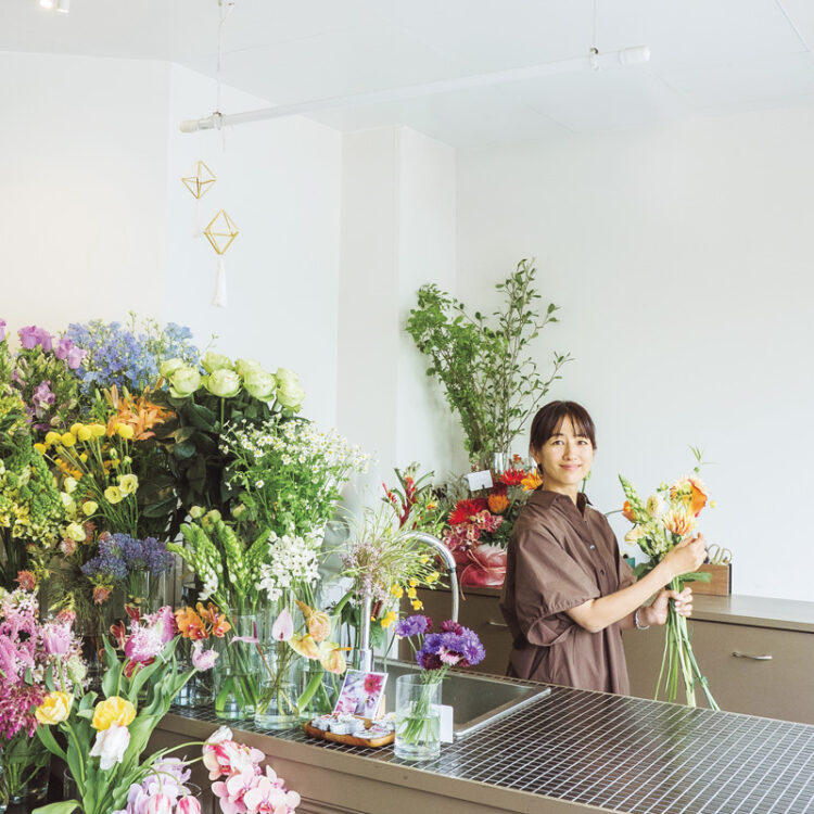 元アナウンサー、英国留学を経てフローリストになった前田さん。7年愛された〈CHIC FLOWER STAND 〉を引き継ぎ、〈gui flowerdesign〉をオープンした。