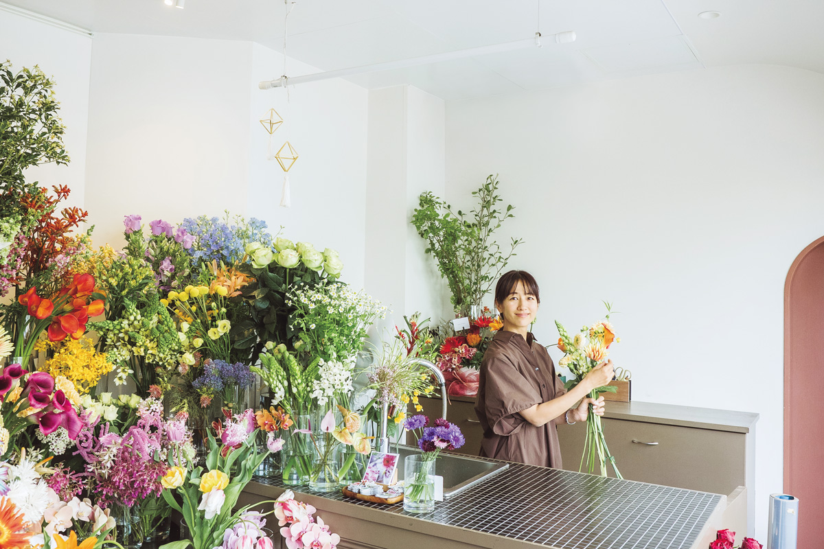 【鎌倉】フラワーアーティスト・前田有紀さんの新拠点は花とともに朝採れ野菜も並ぶ