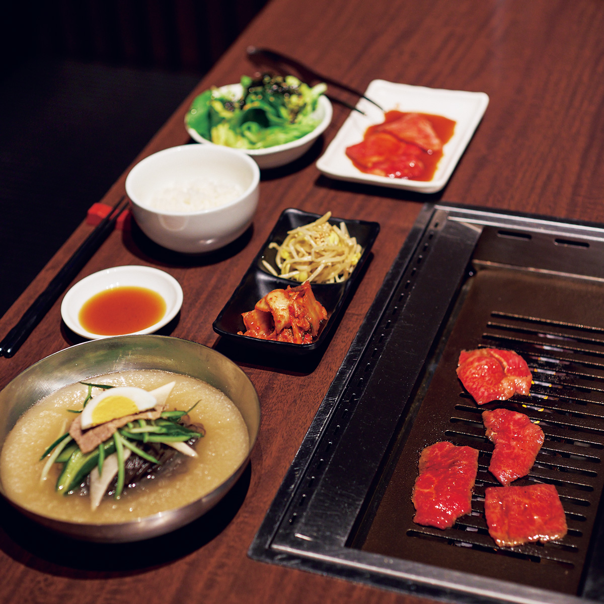 銀座 お得なランチ 〈焼肉 冷麺 ユッチャン。銀座店〉の「平日ランチ和牛切り落としセット」2,600円