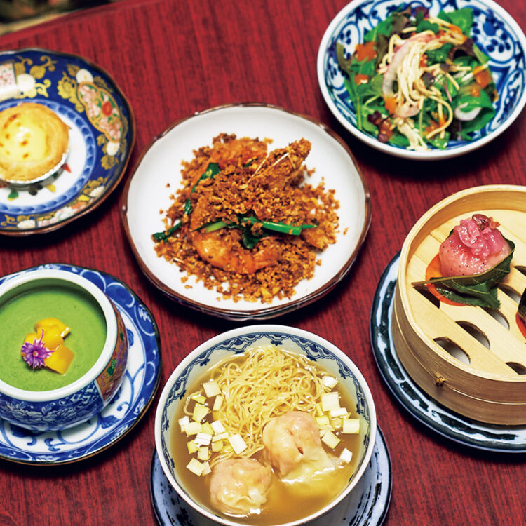 平日限定海老ワンタン麺御膳/干し豆腐のサラダ、点心2種(クレソンと帆立の蒸し餃子、海老蒸し餃子桜の葉巻き)、4種から選べるサイドメニュー(写真は海老チリガーリック)、ハーフサイズ海老ワンタン麺、デザート(抹茶風味の杏仁豆腐)、エッグタルト。 平日限定海老ワンタン麺御膳/干し豆腐のサラダ、点心2種(クレソンと帆立の蒸し餃子、海老蒸し餃子桜の葉巻き)、4種から選べるサイドメニュー(写真は海老チリガーリック)、ハーフサイズ海老ワンタン麺、デザート(抹茶風味の杏仁豆腐)、エッグタルト。