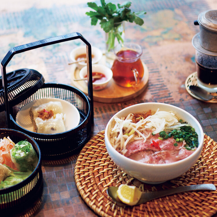 ランチセット／春巻き3種（生春巻き、揚げ春巻き、蒸し春巻き）、和牛肩ロースのフォー、ベトナムコーヒー。和牛肩ロースはとろけるよう。大ぶりで食べ応えも抜群。パクチーと、チリソースなど味変用の調味料はお好みで加えられるよう別盛りになっている。