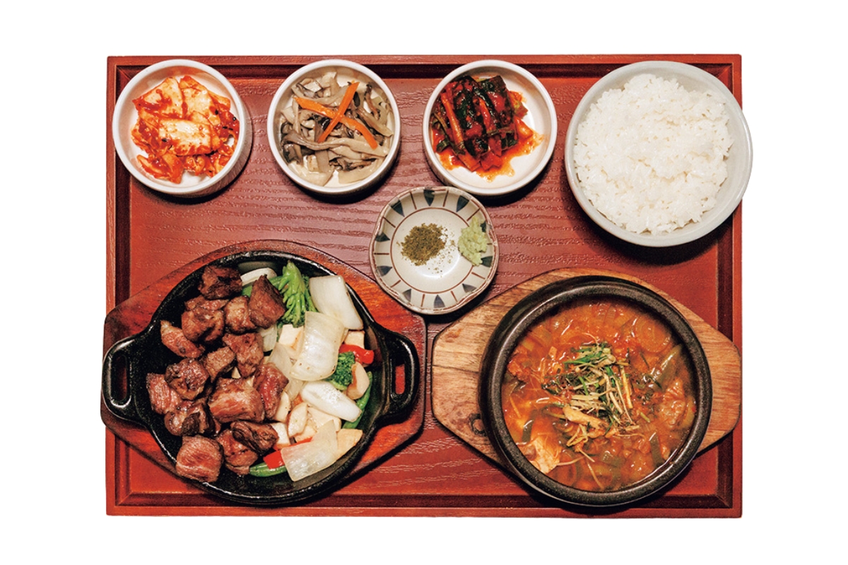 〈ドマ 仁寺洞店〉の「モクサル定食」