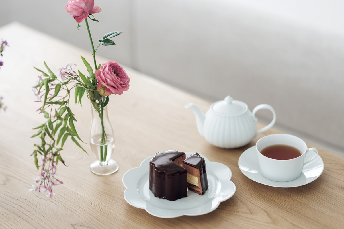 繊細なカカオの味わいを堪能するケーキ。〈MAISON CACAO 鎌倉本店〉の「生フロールケーキ ブラック」　鎌倉でしか食べられないスイーツ