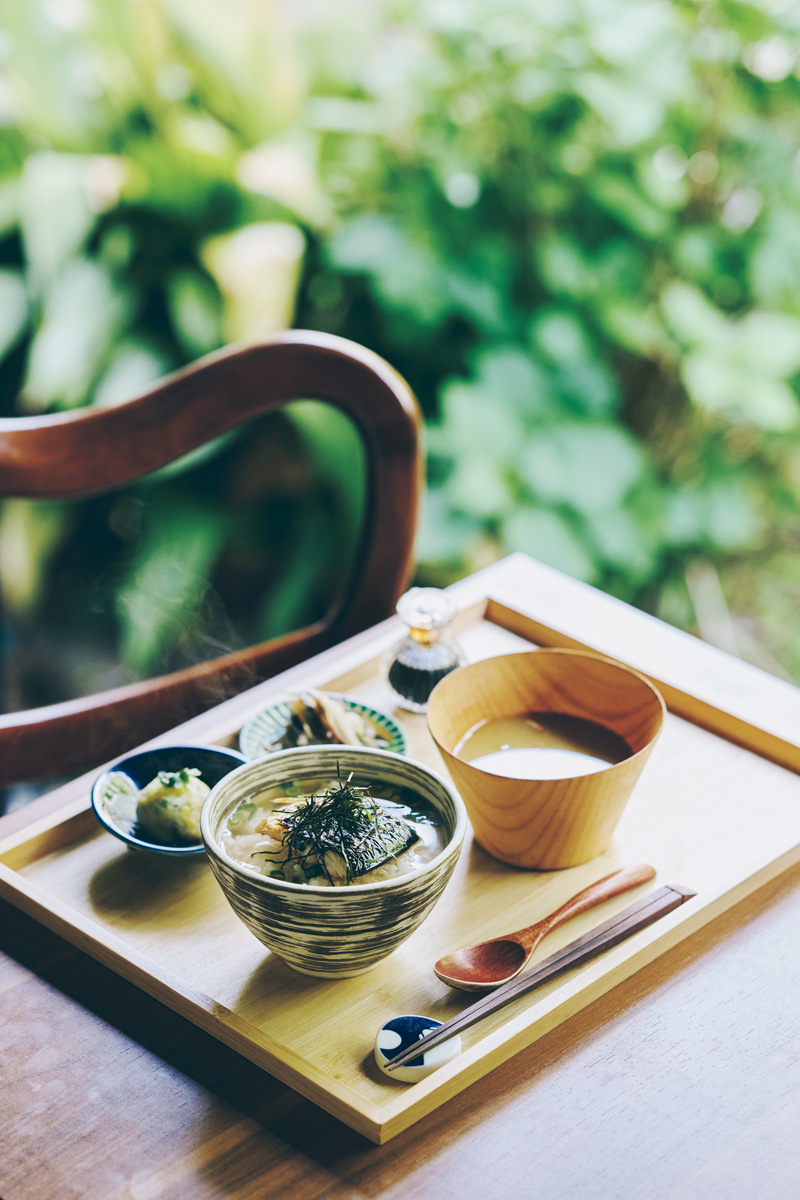 大町大路に昨年オープンした〈大まちや〉では、縁側のある日本家屋で焼きサバのだし茶漬けなど体が喜ぶ朝ごはんをいただける。 大町大路に昨年オープンした〈大まちや〉では、縁側のある日本家屋で焼きサバのだし茶漬けなど体が喜ぶ朝ごはんをいただける。