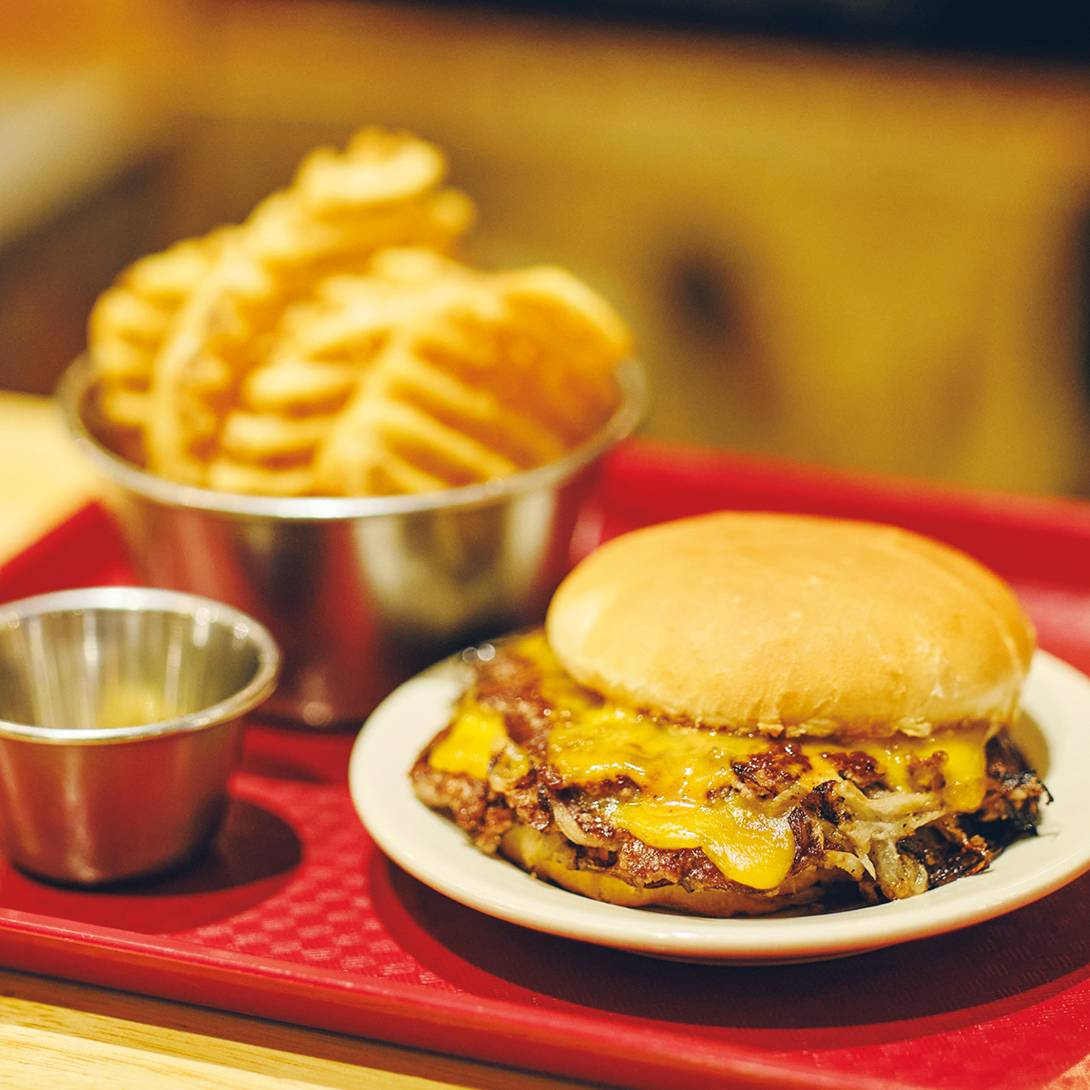 横浜　平たいのがトレードマーク。スナック感覚の軽やかさ！〈CENTRAL BURGER SHOP〉