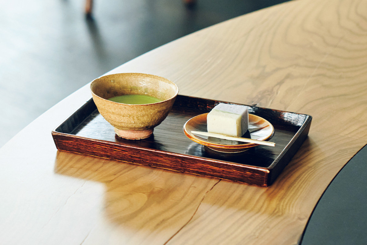 〈一保堂茶舖 青山店〉のお茶とお菓子