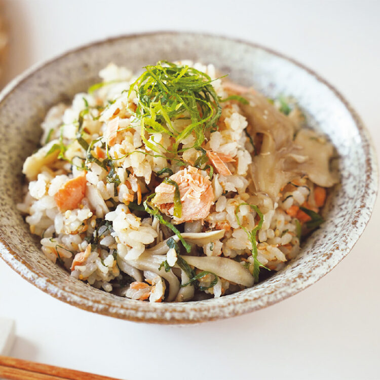 混ぜるだけ塩麹を使った「鮭ときのこの炊き込みごはん」