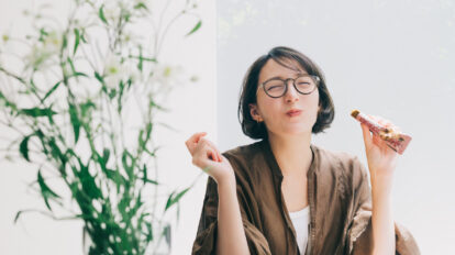 オフィスでも、自宅でも。忙しい彼女の元気のヒミツは、プラス・ワン・SOYJOY！