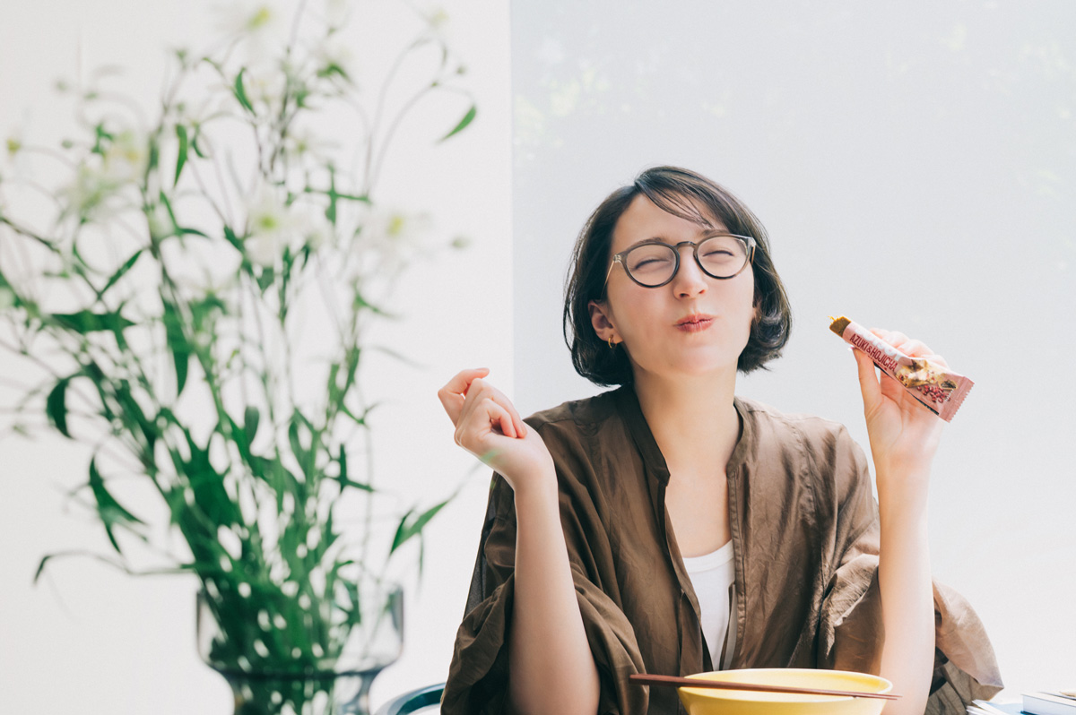 オフィスでも、自宅でも。忙しい彼女の元気のヒミツは、プラス・ワン・SOYJOY！