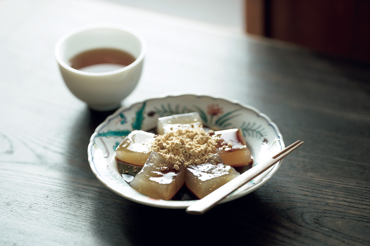 なめらかさとコシ、一線を画すわらび餅。〈段葛 こ寿々〉の「わらび餅」 和菓子の名店
