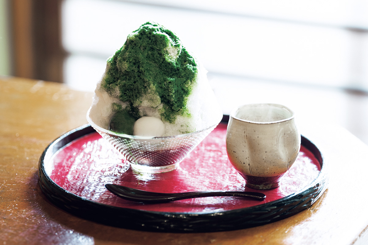 たっぷり入った、人気の煮あずきが絶品。〈甘処 あかね〉の「手がき氷 抹茶あずき」 鎌倉の和菓子の名店