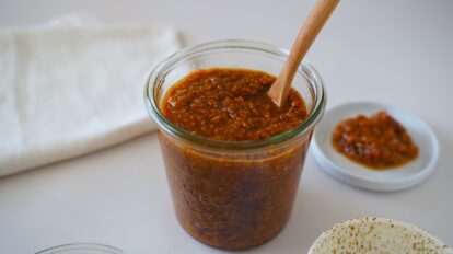 秒で仕込める！超簡単な麹調味料【しょうゆ麹】の作り方と、味つけ１つのズボラごはん。