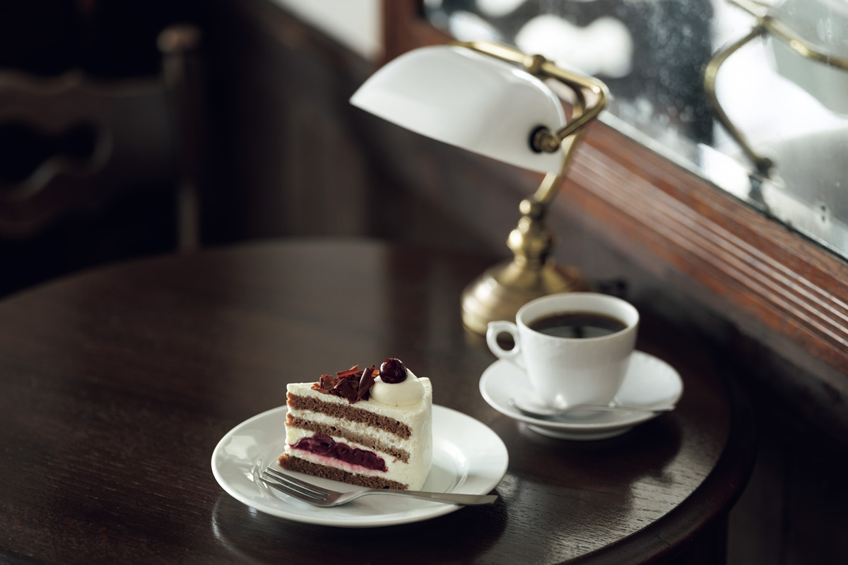ドイツの家庭で楽しまれる、黒い森のケーキ。〈Bergfeld 長谷店〉の「シュワルツワルダーキルシュトルテ」