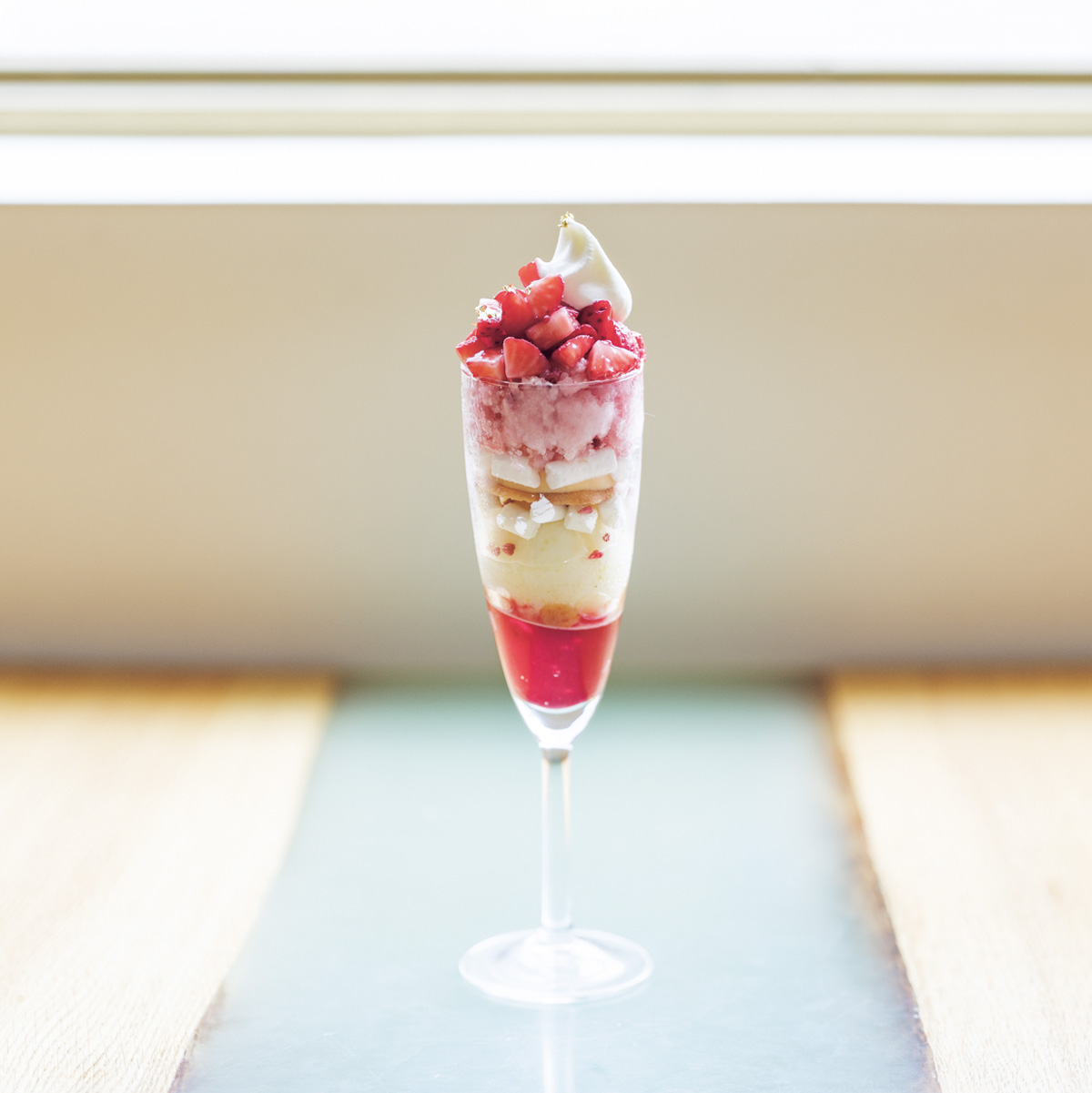 層ごとの香りと食感を楽しむ、12層のパフェ。〈La boutique de yukinoshita kamakura〉の「ユキノシタパフェ」
