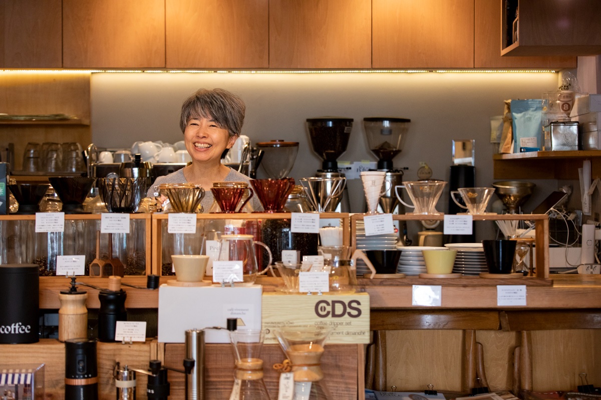 マスターのスペシャルな自家焙煎の豆をぜひ。〈café vivement dimanche〉