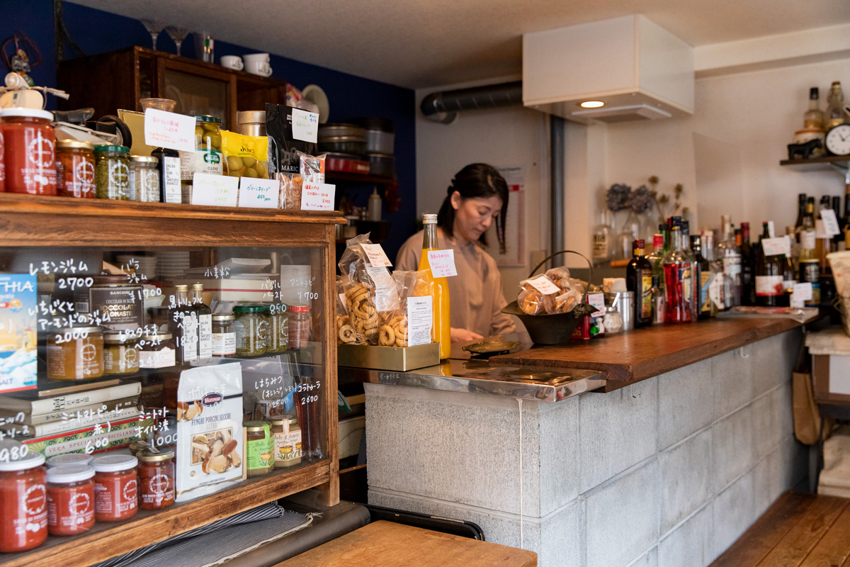 バールとしても、イタリア食材店としても愛用。〈Vicolo〉