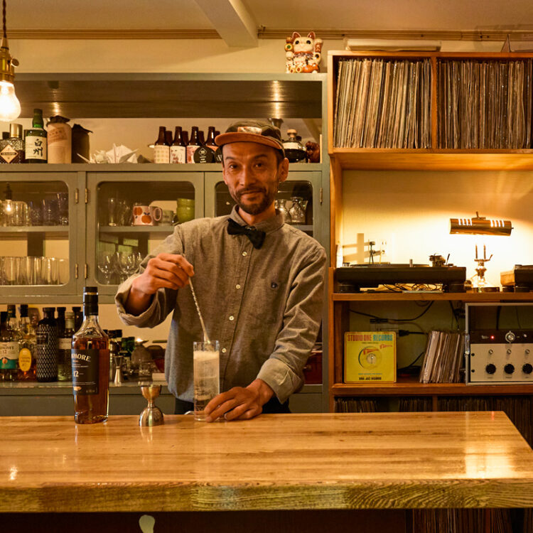 豊かな音を“浴びる”、音楽好きのための小部屋。〈MUSIC BAR +〉