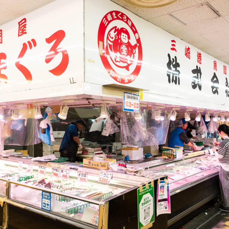 威勢の良いかけ声と鮮度抜群の魚介で人気を集める“大船の台所”。〈鈴木水産 大船店〉