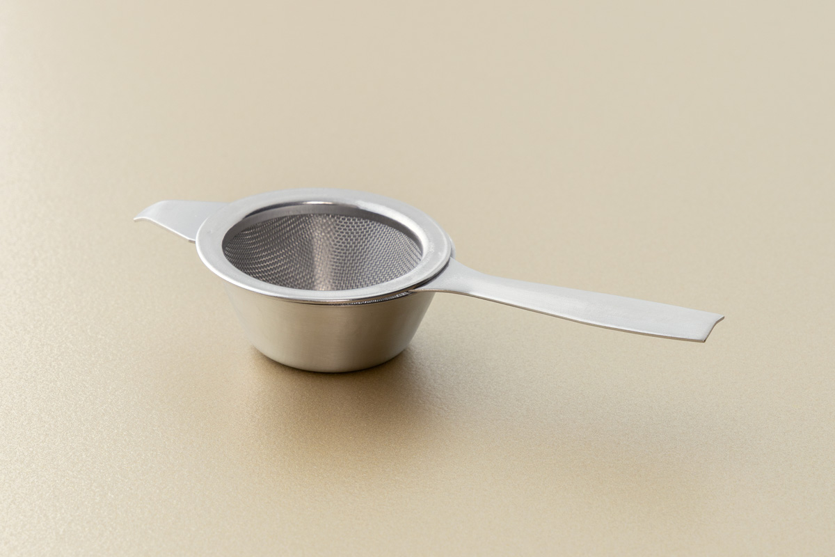 両手でお茶を注げるイギリス発の名品。「ティーストレーナー」