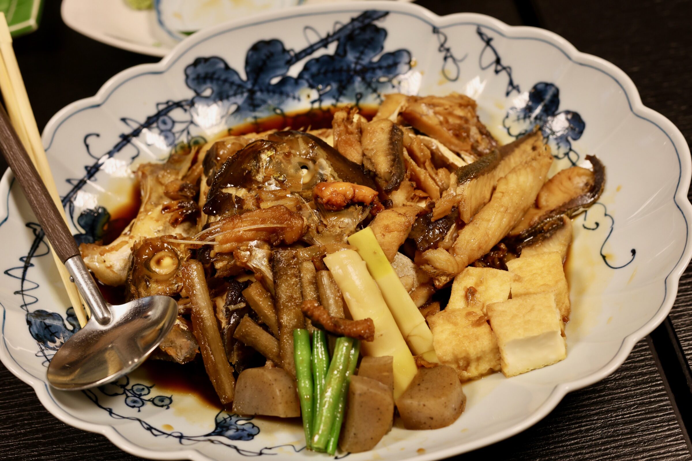 JR唐津駅すぐの〈活魚料理 山茂〉