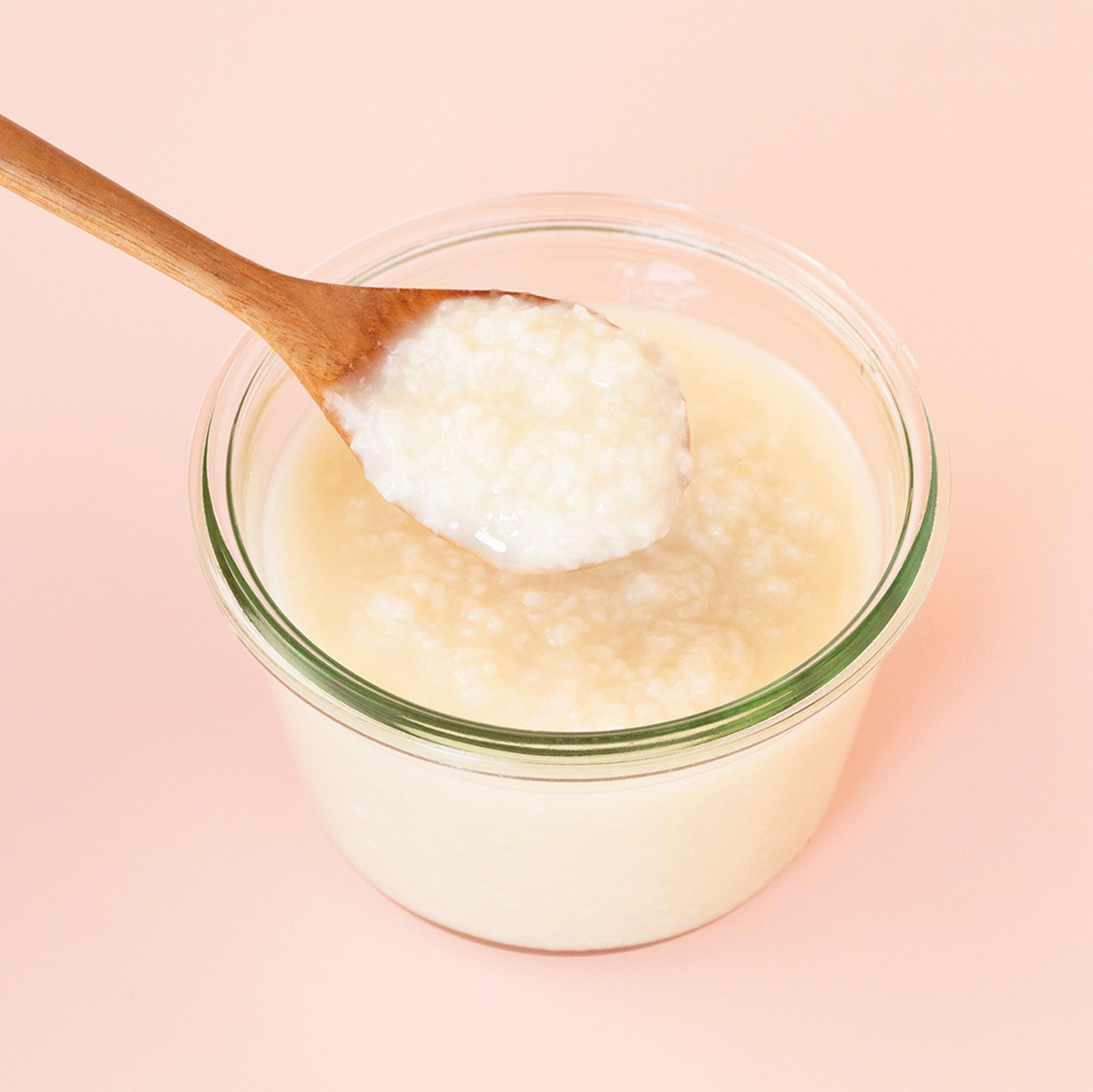 麹をスプーンで掬っているところ