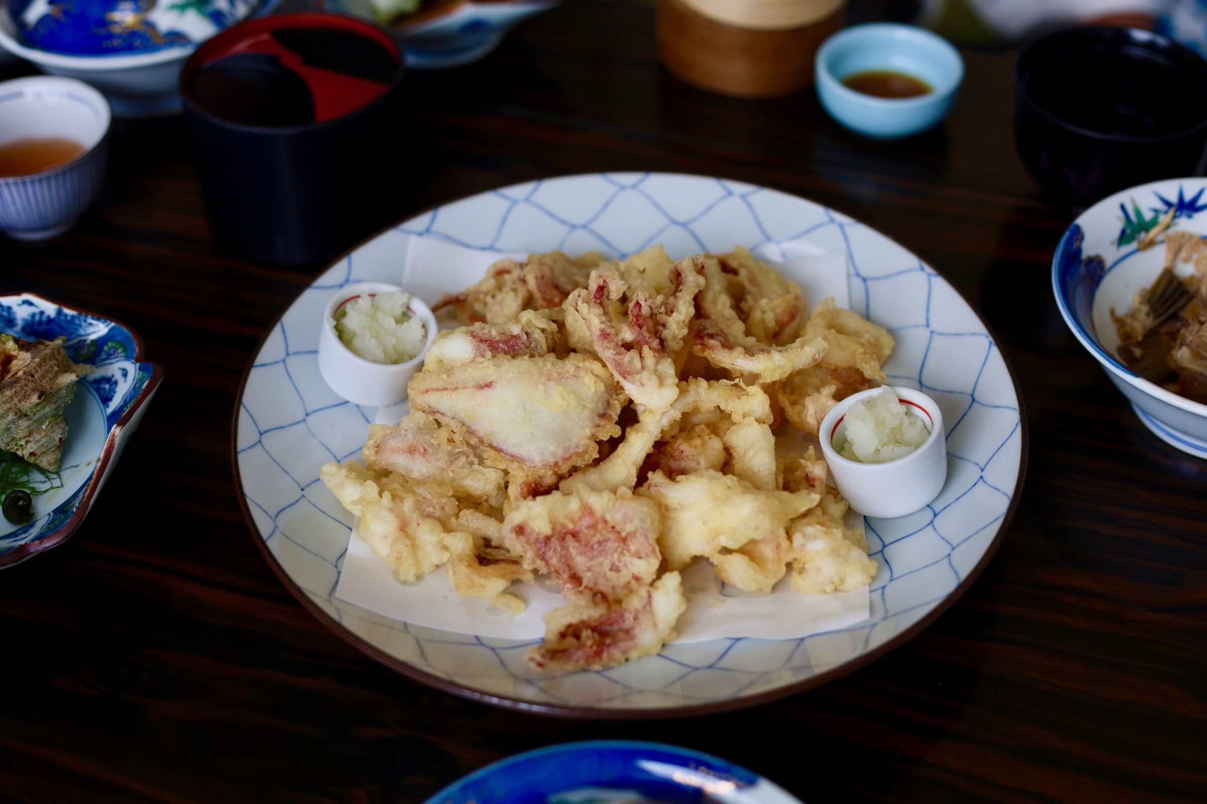 〈玄海〉でイカの活き造りに舌鼓