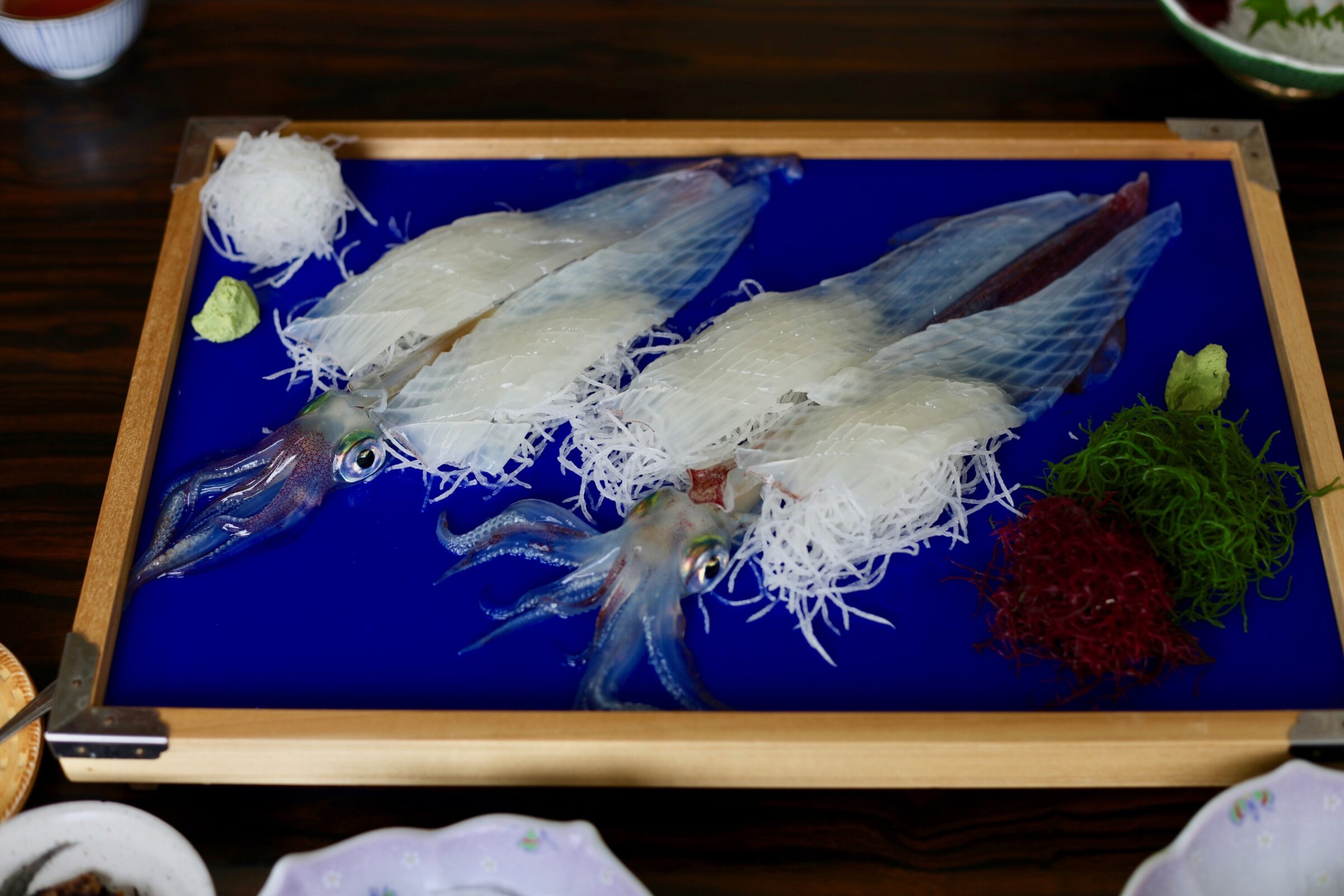 〈玄海〉でイカの活き造りに舌鼓