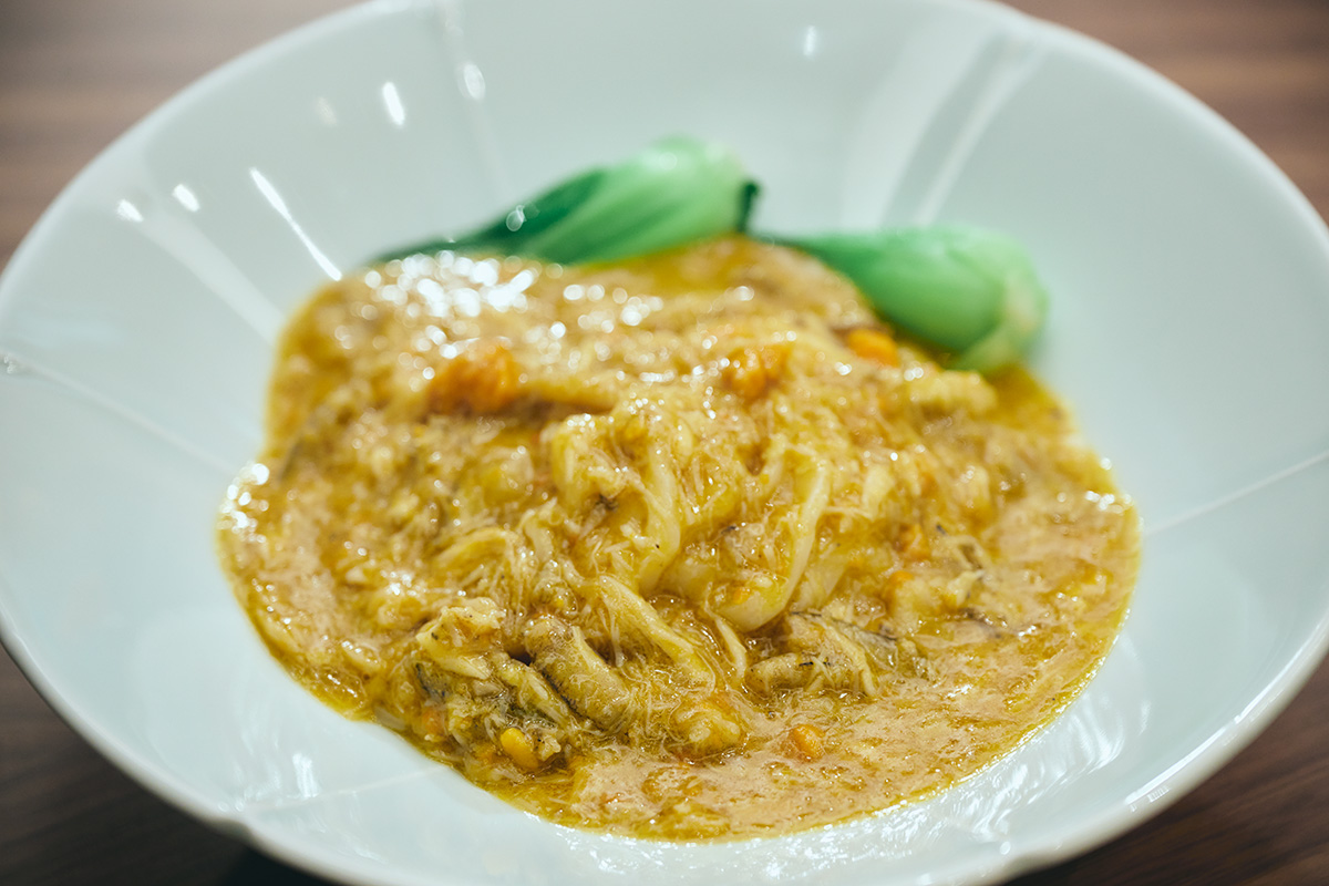 日本橋の中国料理店〈蟹王府〉の「上海蟹肉入り特製和え麺（スープ付き）」