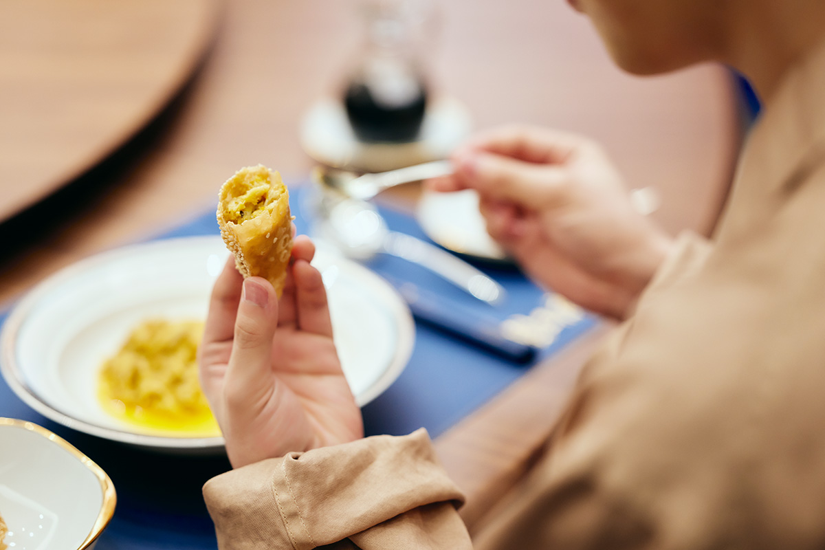 日本橋の中国料理店〈蟹王府〉の「上海蟹の胸肉炒めポーピン添え」を食べる西山智樹
