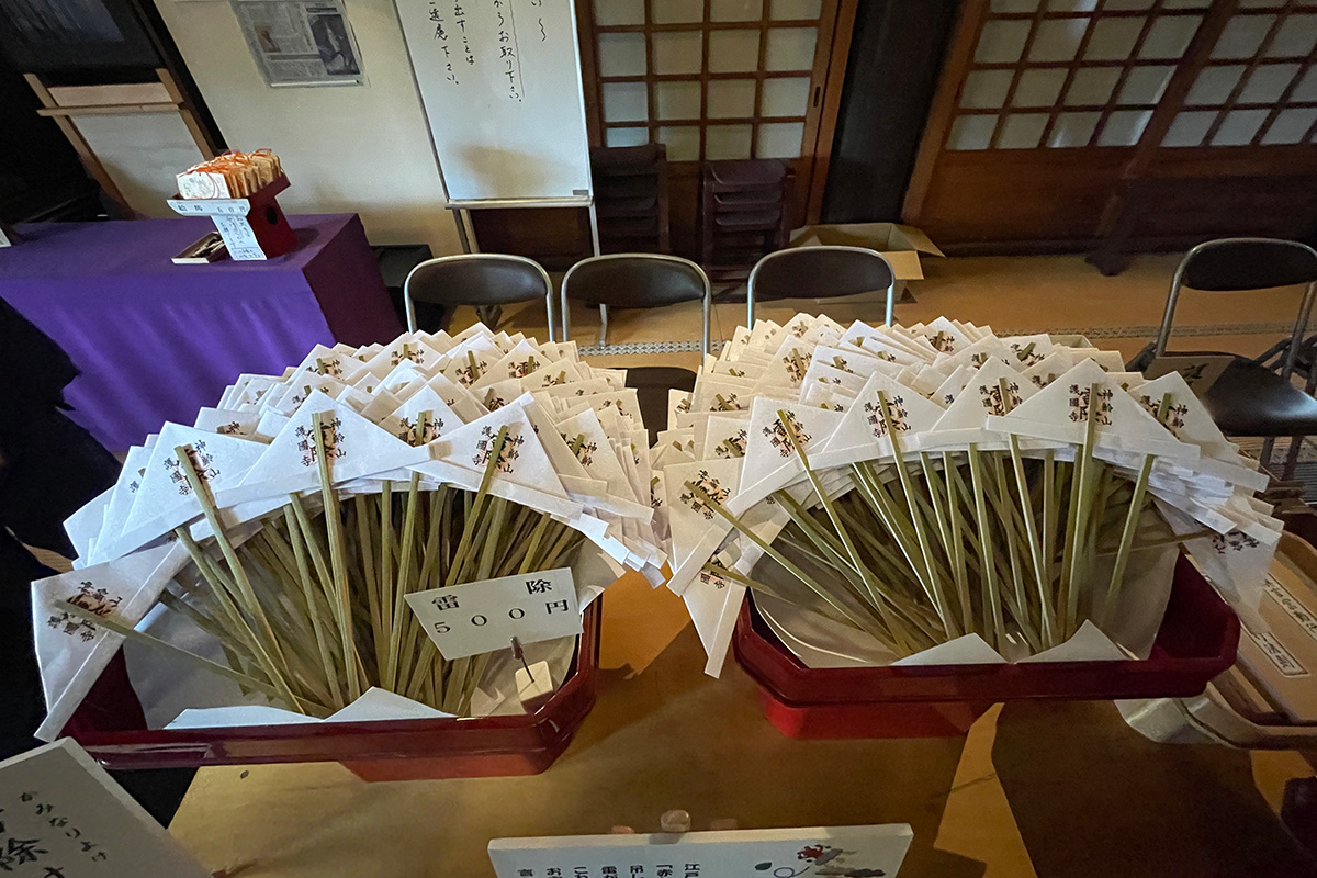 護国寺で雷除けの護符を授かる