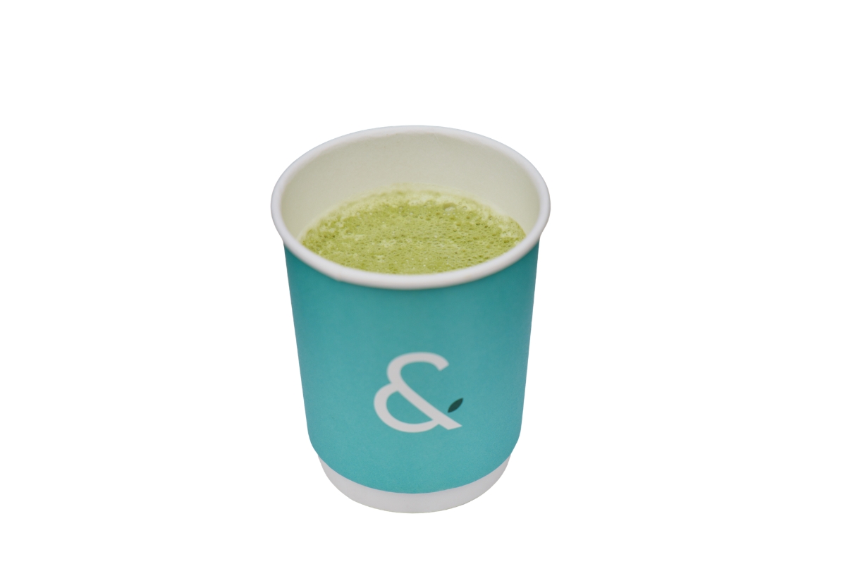 「抹茶×発酵」のテイクアウト専門店。〈MATCHA& 四ツ谷店〉の味噌のコクがクセになる「味噌抹茶ラテ」880円。