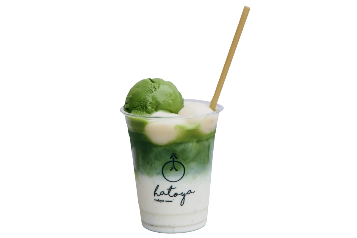 品種とグレードにこだわる日本茶スタンド。〈八十八 渋谷〉の「抹茶ラテ壱」に抹茶アイスと自家製白玉を追加。1,450円。