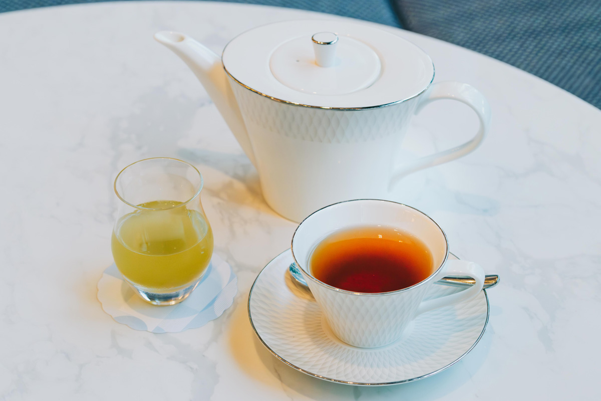 上生菓子や和の一品が並ぶ宝石箱を多彩な紅茶のペアリングと楽しむ。〈フェアモント東京〉のアフタヌーンティー