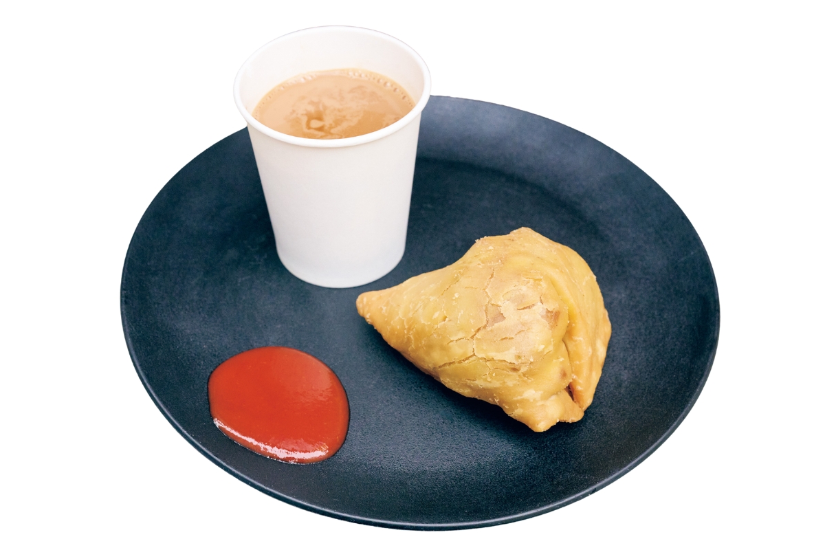 サモサを売る店には、チャイもあり。〈MIRA FOOD〉