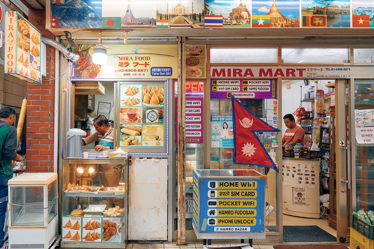 サモサを売る店には、チャイもあり。〈MIRA FOOD〉