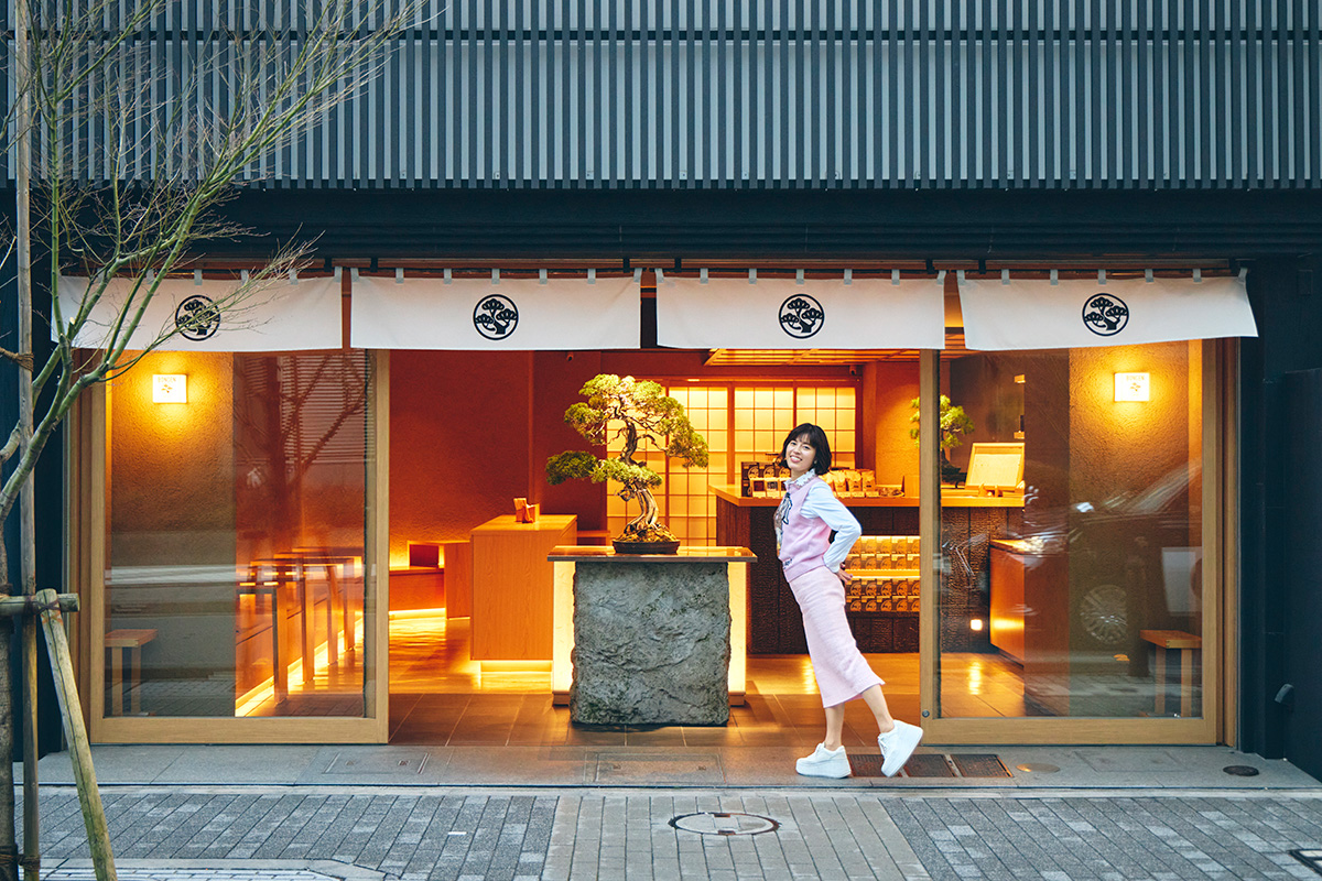 BONGEN COFFEE 日本橋店入り口に立つ神田愛花