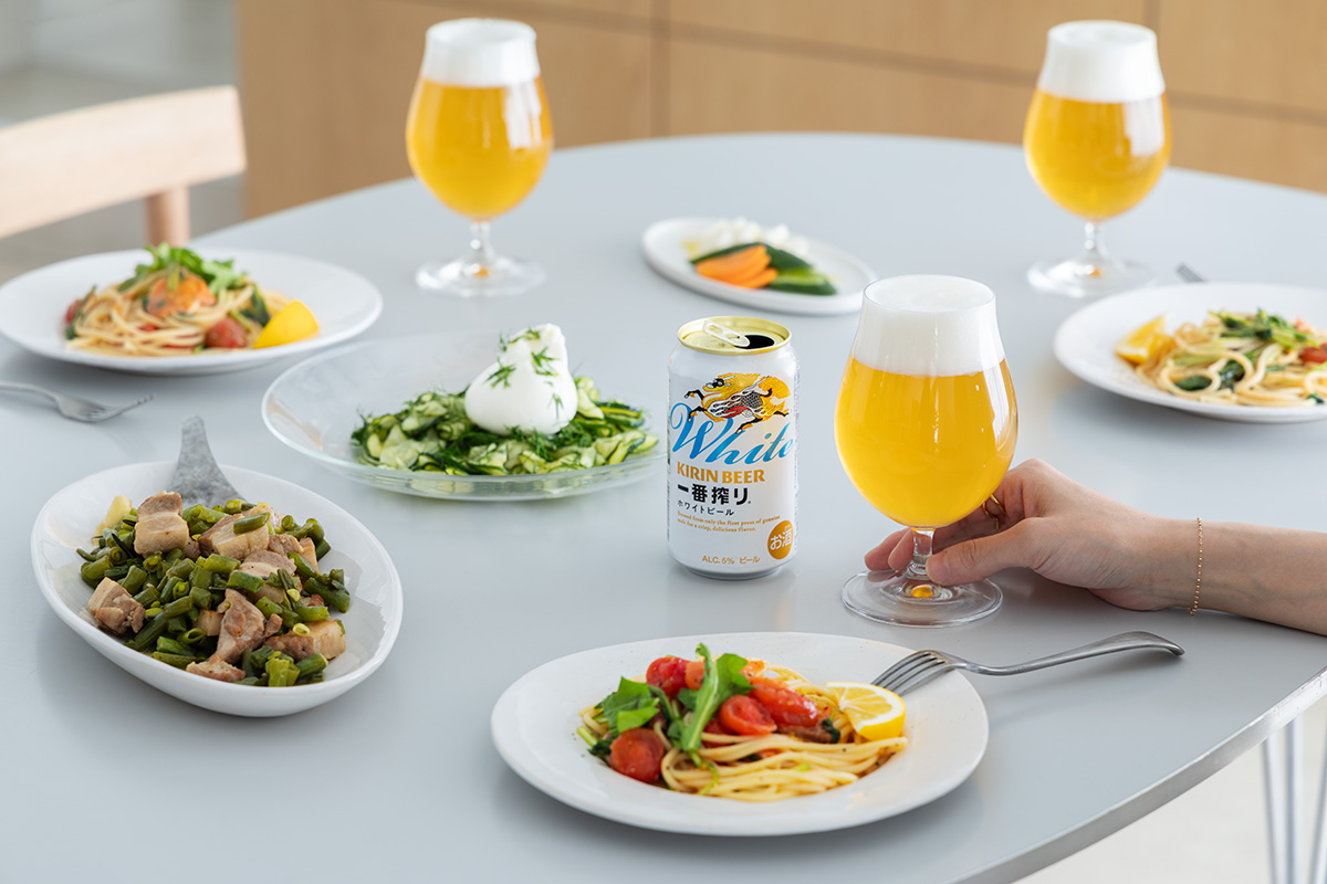 いつもの食卓を格上げする、夏の新定番「ホワイトビール」で乾杯！｜料理家・長谷川あかりさんの気取らないおもてなし。