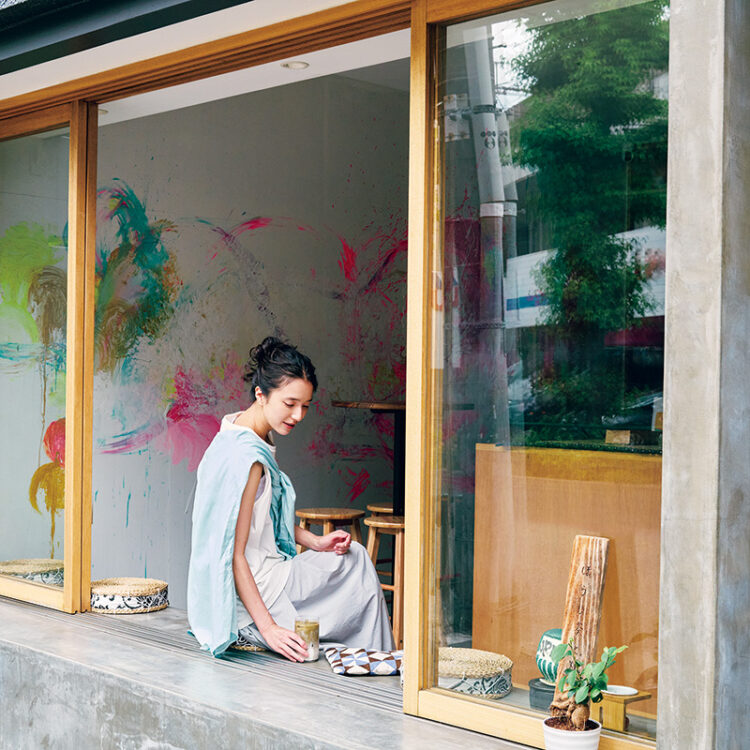 ほうじ茶ラテ(900円)に甘さが欲しいときはきび砂糖で調整する。ミルクが混ざる様も美しい。肩に巻いたシャツ39,600円(インディビジュアライズドシャ ツ|メイデン・カンパニー 03-5410-9777)/スカート30,800円(ヤーモ|グラストンベリーショールーム 03-6231-0213) ほうじ茶ラテ(900円)に甘さが欲しいときはきび砂糖で調整する。ミルクが混ざる様も美しい。肩に巻いたシャツ39,600円(インディビジュアライズドシャ ツ|メイデン・カンパニー 03-5410-9777)/スカート30,800円(ヤーモ|グラストンベリーショールーム 03-6231-0213)